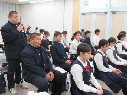 全国大会の結果を報告する生徒