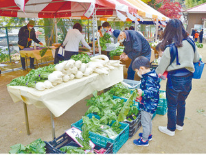 地元産野菜が並ぶ船坂マルシェ