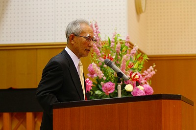 井上晃一さん（戴帽式で学校長挨拶）