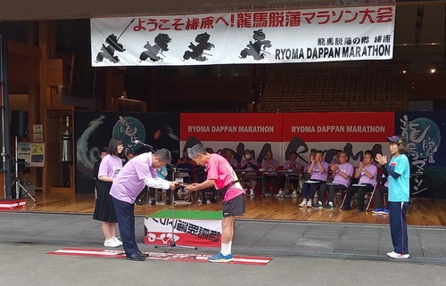 表彰状を渡す副市長